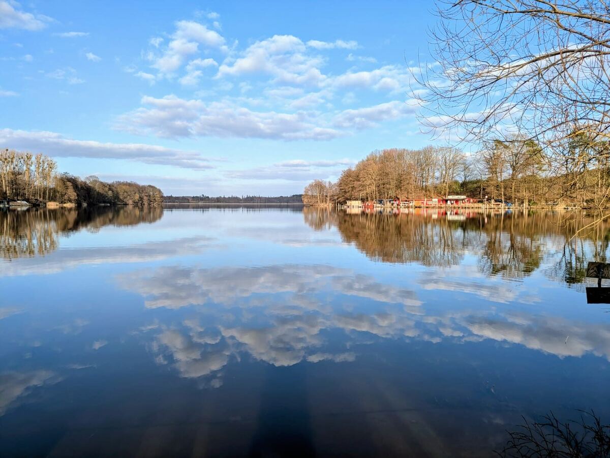Glasklarer Großer Zechliner See mit perfekter Spiegelung – Campingplatz Flecken Zechlin