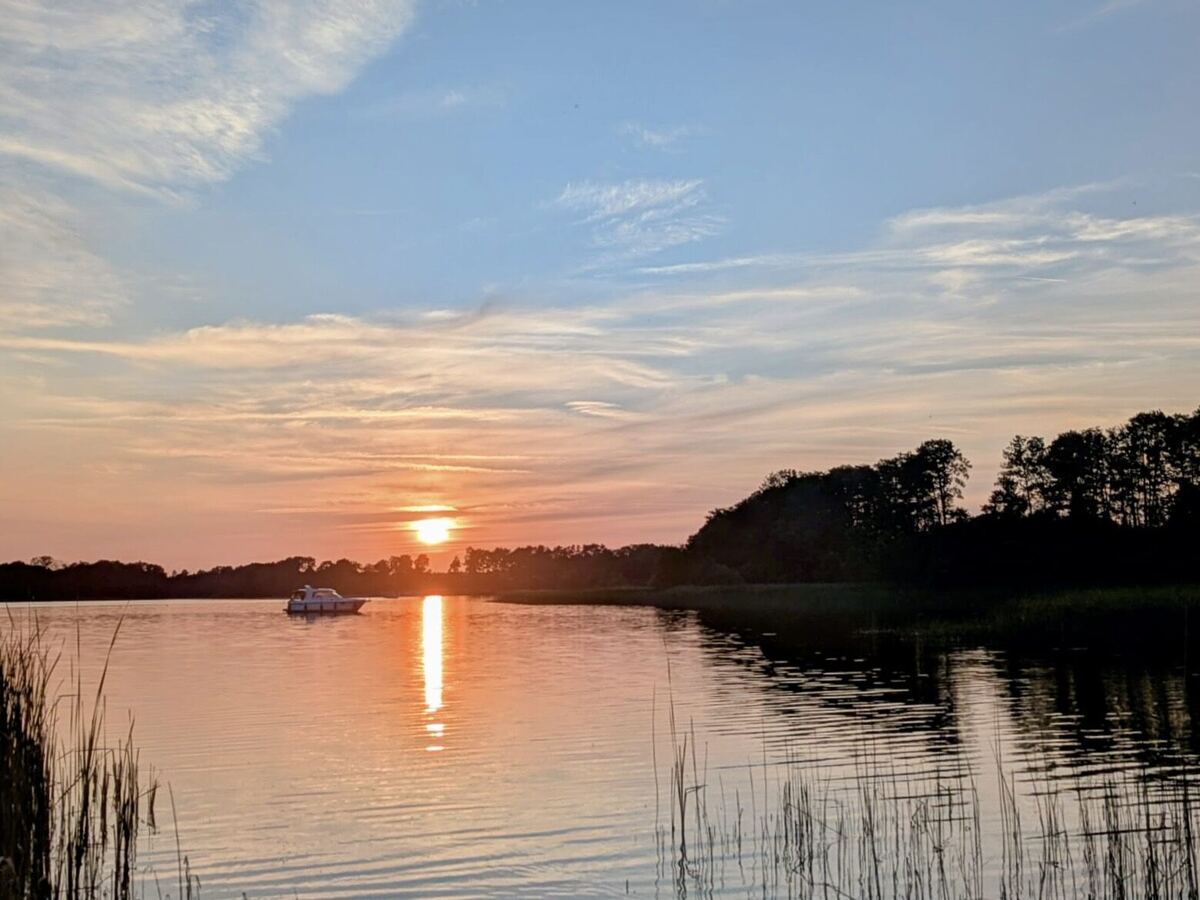 Boot auf dem Großen Zechliner See beim Sonnenuntergang, Campingplatz Flecken Zechlin