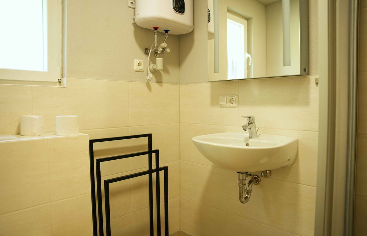 Badezimmer mit Dusche im Bungalow, Campingplatz Flecken Zechlin
