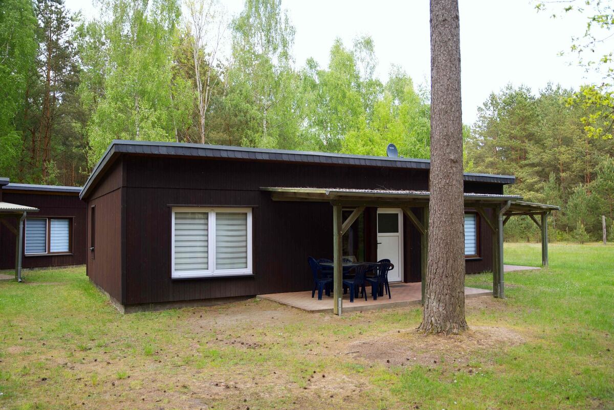 Bungalow mit Terrasse und Sitzbereich am Campingplatz Flecken Zechlin